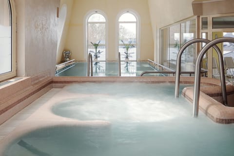 Indoor spa tub