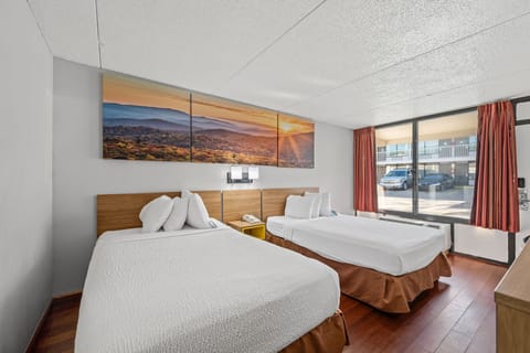 Premium bedding, desk, iron/ironing board, free WiFi