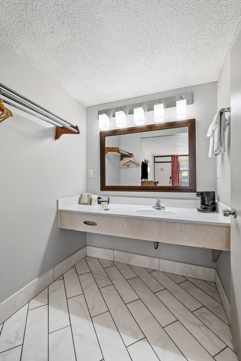 Combined shower/tub, free toiletries, hair dryer, towels