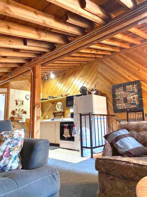 The Porter Loft | Iron/ironing board (on request), WiFi (free), bed sheets