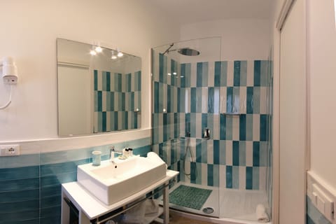 Double or Twin Room | Bathroom | Shower, rainfall showerhead, free toiletries, hair dryer