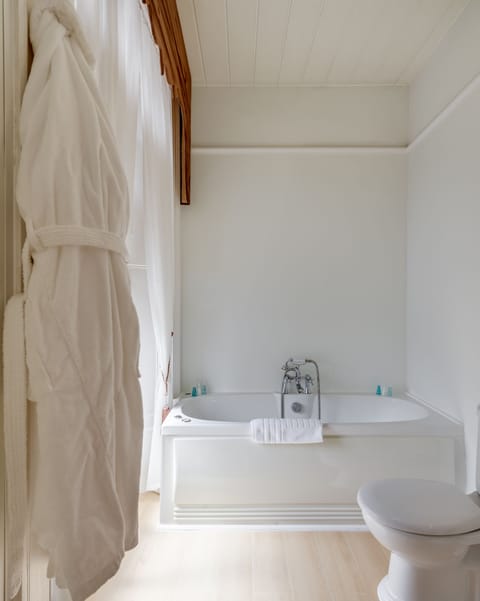 Deluxe Room, 1 Double Bed, Non Smoking, Jetted Tub (Four Poster Bed) | Bathroom | Hair dryer, towels