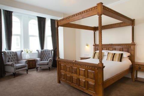 Hypo-allergenic bedding, desk, iron/ironing board, free WiFi