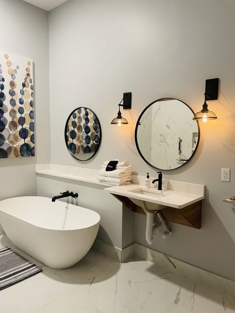 Luxury Studio Suite | Bathroom | Free toiletries, towels