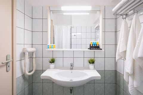 Shower, free toiletries, hair dryer, towels