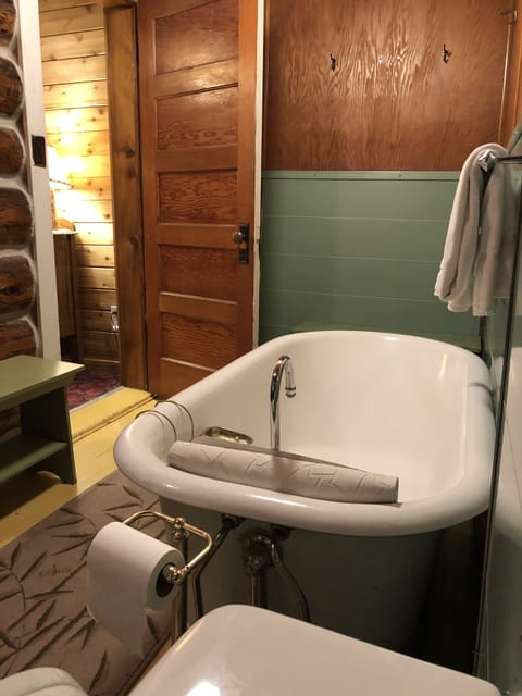 Hotel, Madison Lake (15), Queen, Private Bath, Bathtub,  No Child -5, Shared TV, MW, F, No Roll-away | Hypo-allergenic bedding, free WiFi, bed sheets
