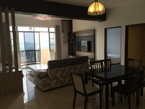 Premier Apartment, 3 Bedrooms | In-room dining