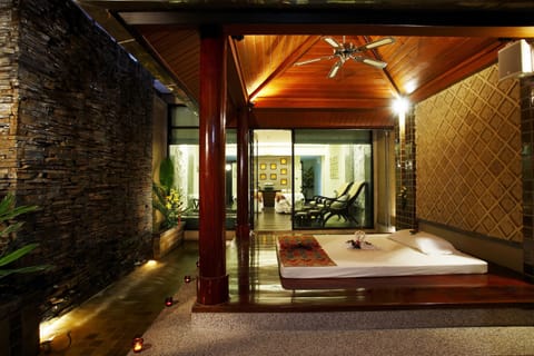 Couples treatment rooms, sauna, hot tub, body treatments, hydrotherapy