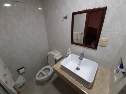 Standard Single Room | Bathroom | Shower, rainfall showerhead, hair dryer, towels