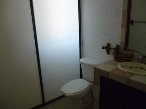 2 camas dobles Aire Acondicionado | Bathroom | Shower, towels