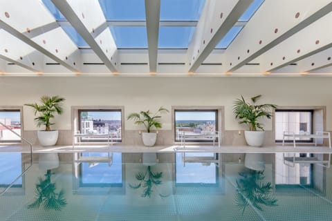 Indoor pool, sun loungers