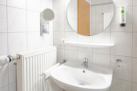 Triple Room | Bathroom | Shower, free toiletries, hair dryer, towels