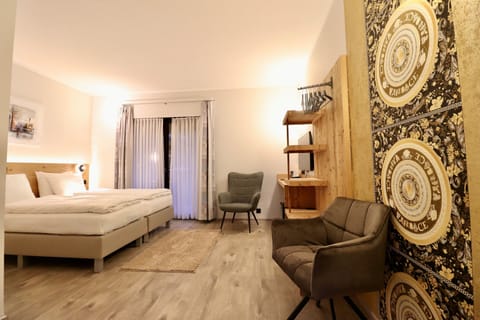 Free minibar items, free WiFi, bed sheets