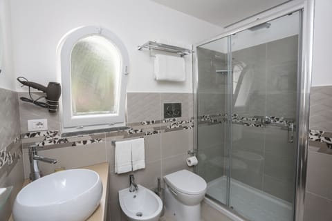 Comfort Double Room | Bathroom | Shower, rainfall showerhead, free toiletries, hair dryer