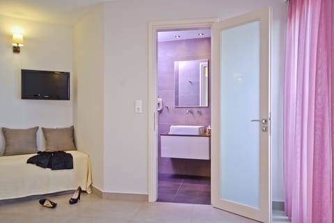 Quadruple Room | Bathroom | Shower, hydromassage showerhead, free toiletries, hair dryer