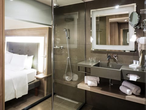 Minibar, in-room safe, desk, free WiFi