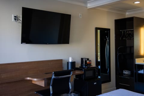 Premium Room, 1 Queen Bed, Non Smoking | Hypo-allergenic bedding, pillowtop beds, soundproofing