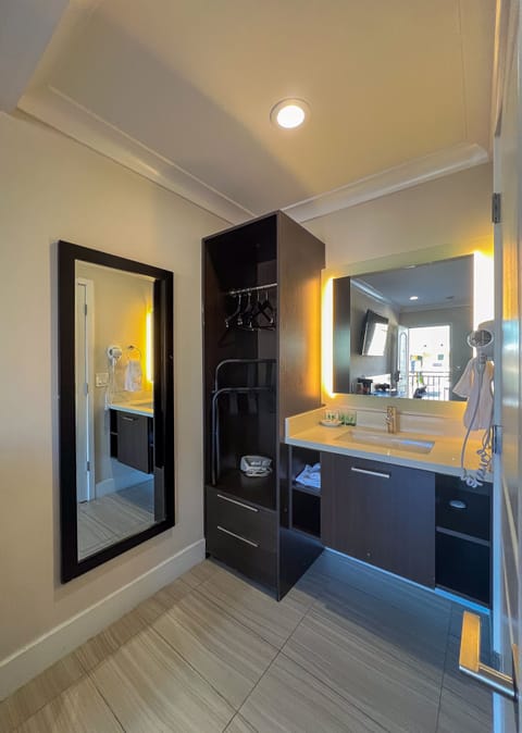 Premium Room, 1 Queen Bed, Non Smoking | Hypo-allergenic bedding, pillowtop beds, soundproofing