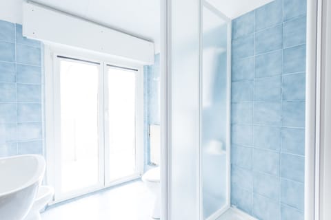 Triple Room | Bathroom | Shower, free toiletries, hair dryer, towels