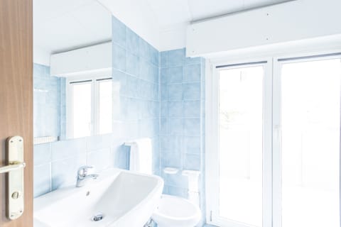 Triple Room | Bathroom | Shower, free toiletries, hair dryer, towels