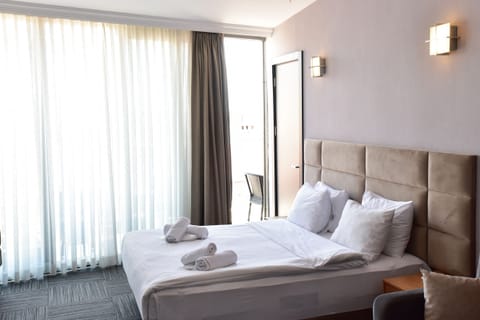 Grand Double Room, 1 Bedroom, Sea View | Hypo-allergenic bedding, desk, laptop workspace, soundproofing