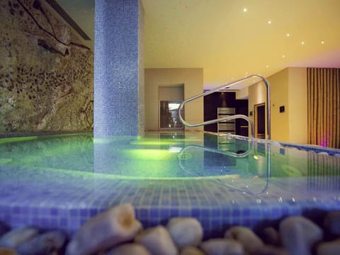 Couples treatment rooms, sauna, hot tub, steam room, body treatments