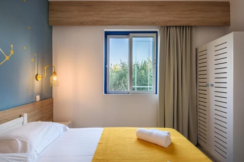 2 bedrooms, premium bedding, iron/ironing board, free cribs/infant beds