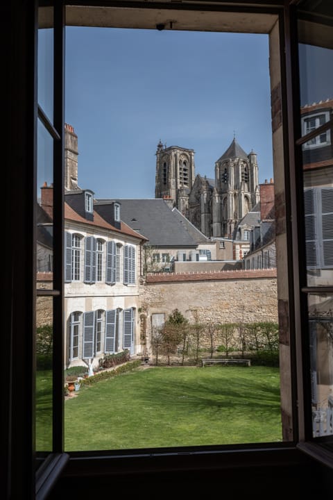 Studio (Les Tours) | Premium bedding, minibar, desk, cribs/infant beds