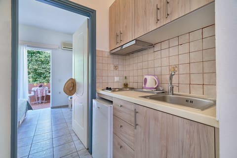 Fridge, stovetop, electric kettle, toaster