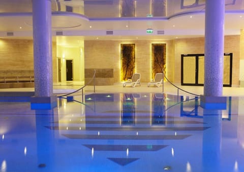 Indoor pool, sun loungers