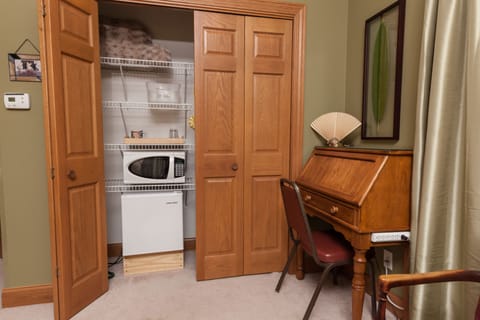 Suite, 1 Queen Bed, Non Smoking (Green Room) | Microwave