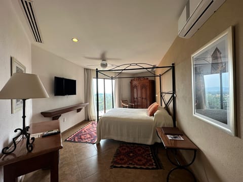 Deluxe Room, 1 Queen Bed | Premium bedding, minibar, in-room safe, individually furnished