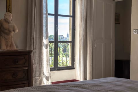 Premium bedding, desk, soundproofing, cribs/infant beds