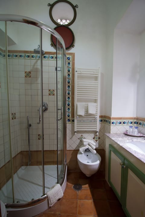 Standard Double or Twin Room | Bathroom | Shower, free toiletries, hair dryer, bidet