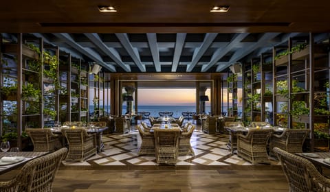 7 restaurants; breakfast, lunch, and dinner served