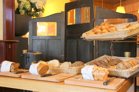 Daily buffet breakfast for a fee