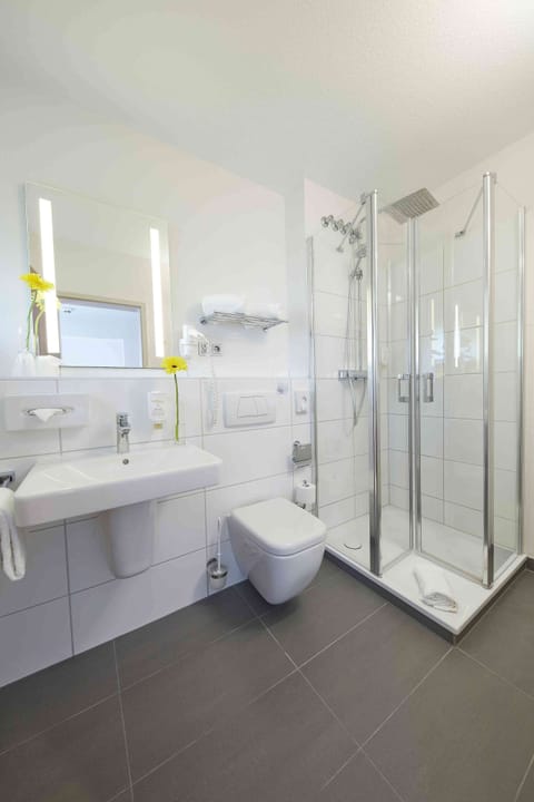 Superior Double Room | Bathroom | Shower, eco-friendly toiletries, hair dryer, towels