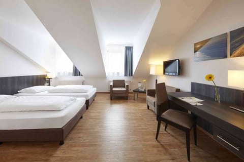 Business Twin Room | In-room safe, desk, blackout drapes, iron/ironing board