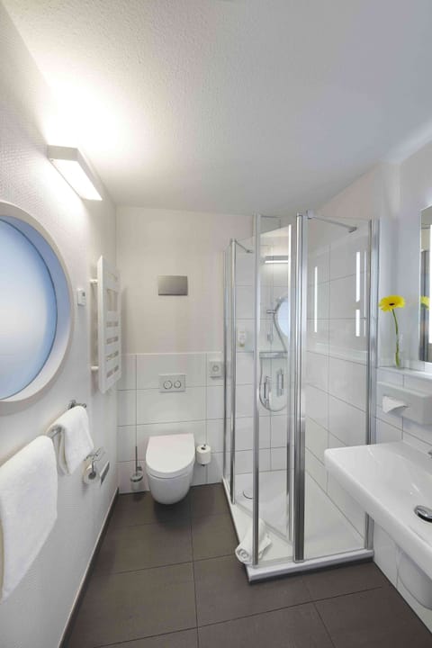 Superior Single Room | Bathroom | Shower, eco-friendly toiletries, hair dryer, towels