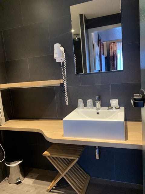Standard Twin Room | Bathroom | Free toiletries, hair dryer, bathrobes