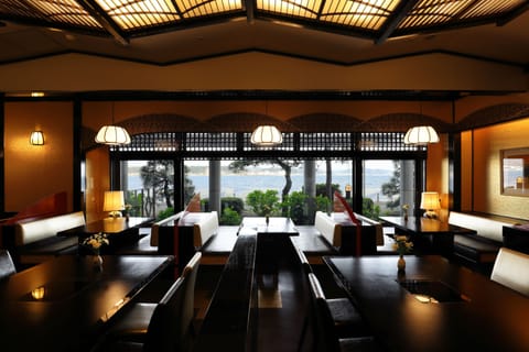 2 restaurants; lunch and dinner served