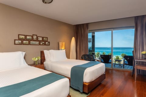 Deluxe Room, 2 Twin Beds, Oceanfront | 1 bedroom, minibar, in-room safe, desk