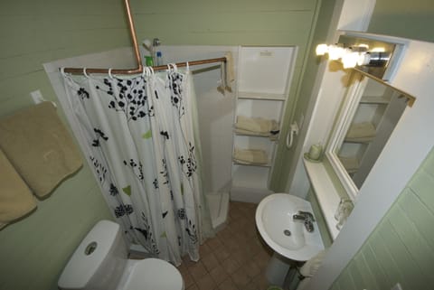 Elite Triple Room, 1 Bedroom, Non Smoking | Bathroom shower