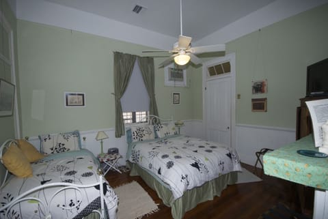 Elite Triple Room, 1 Bedroom, Non Smoking | In-room safe, desk, free WiFi