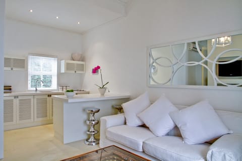 Luxury Suite, 1 Bedroom, Kitchenette, Garden Area | Private kitchenette | Coffee/tea maker, electric kettle