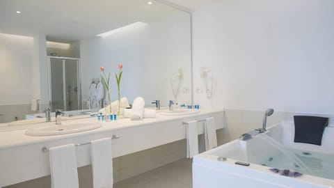 Junior Suite, Sea View | Bathroom | Shower, free toiletries, hair dryer, bidet