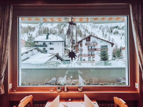 Breakfast, lunch, dinner served; Regional cuisine 