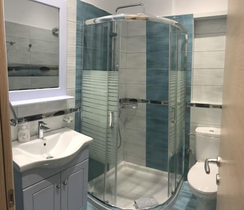 Shower, free toiletries, hair dryer, towels