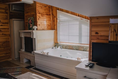 Jakuzili Junior Suite | Blackout drapes, soundproofing, iron/ironing board (on request)