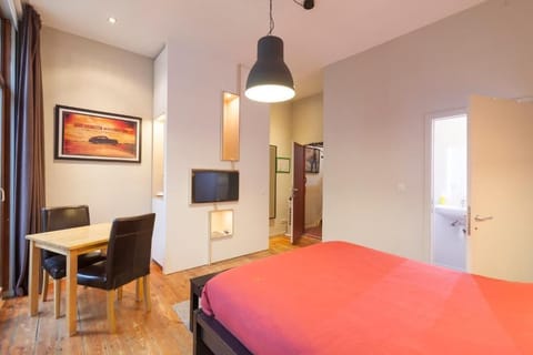 Premium bedding, cribs/infant beds, free WiFi, bed sheets